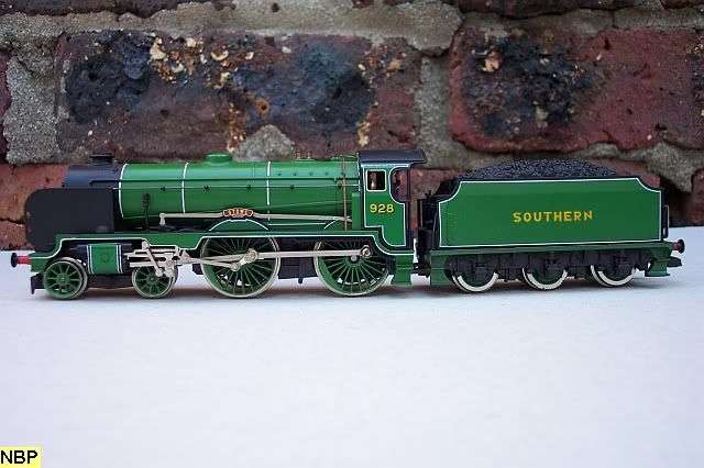 HORNBY 440 SCHOOLS CLASS LOCOMOTIVE AND TENDER