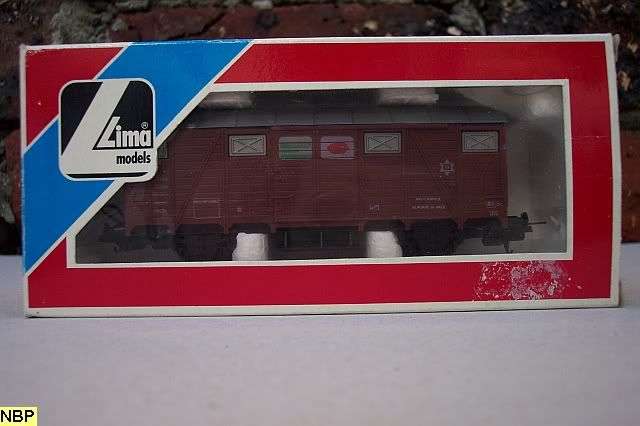 LIMA HO CLOSED WAGON 303106 BOXED