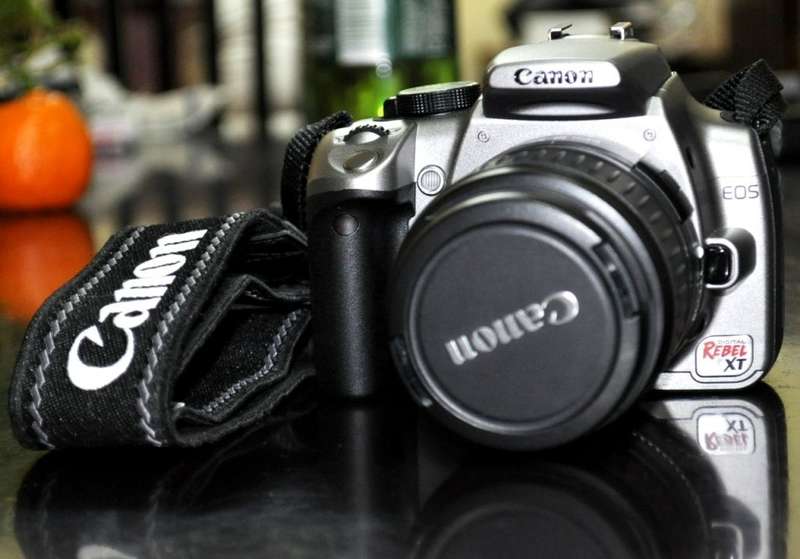 Canon EOS 350D Digital SLR camera (SILVER) REBEL XT- WITH 18-55 mm EFS LENS