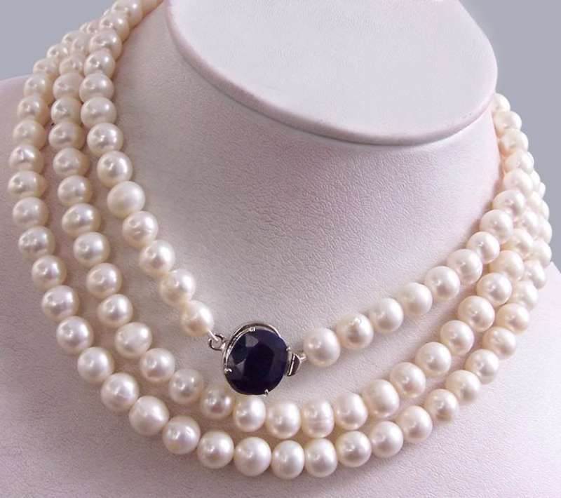Magnificent pearl strand with Blue Sapphire gemstone clasp