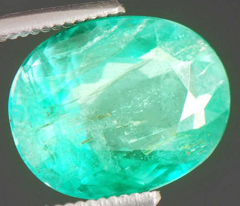 Lab Certified 2.56cts Untreated & Unheated Colombian Emerald Gemstone