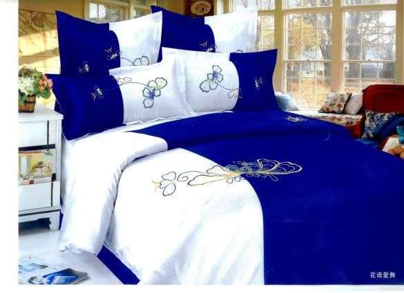 STUNNING!!! Satin 6pc Queen Size embroidered duvet set