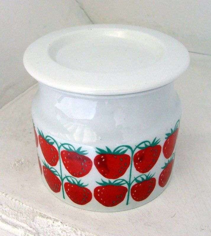 Beautiful retro ARABIA STRAWBERRIES pattern jam pot with lid