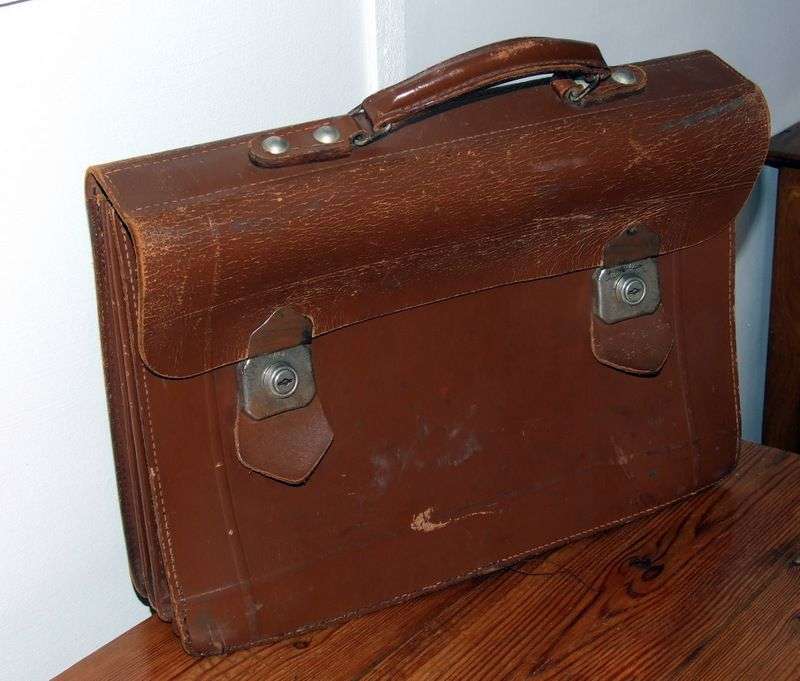 Vintage AEROPAK real leather 4 pocket sheet music / brief case in good condition