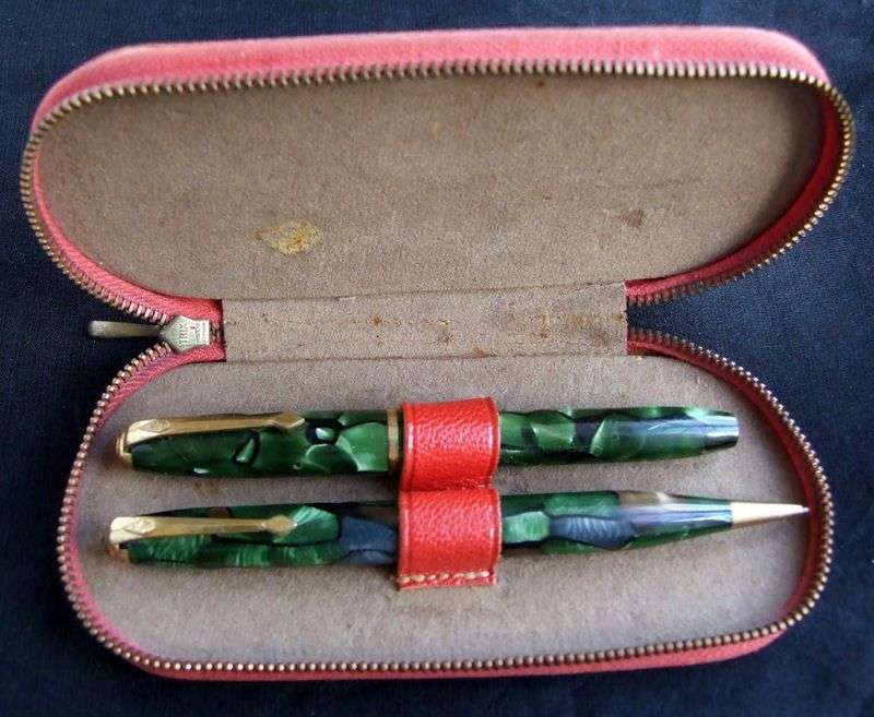 Vintage CONWAY STEWART DINKY pen and pencil in CS zip case