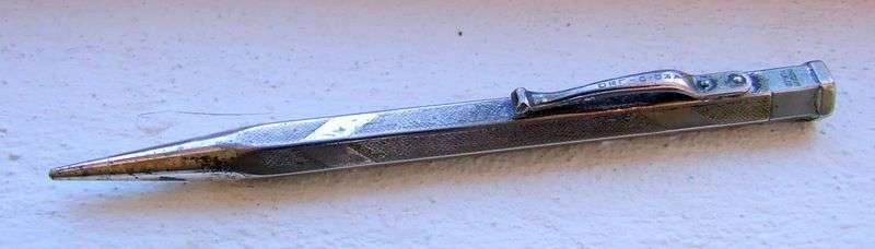 Nice old YARD-O-LED mechanical pencil in good working order.