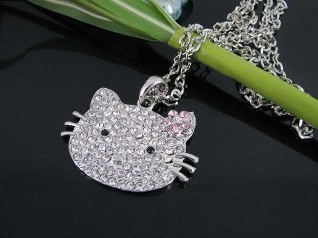 Stunning HELLO KITTY diamante Pendant and chain!