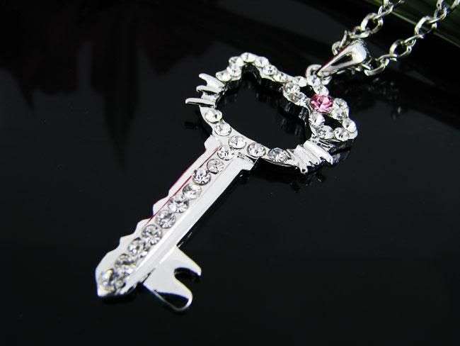 Stunning! HELLO KITTY Key Necklace with Diamante!