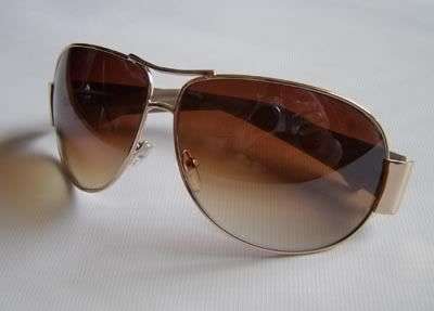 Stunning Gold Designer Aviator sunglasses with box and cloth!
