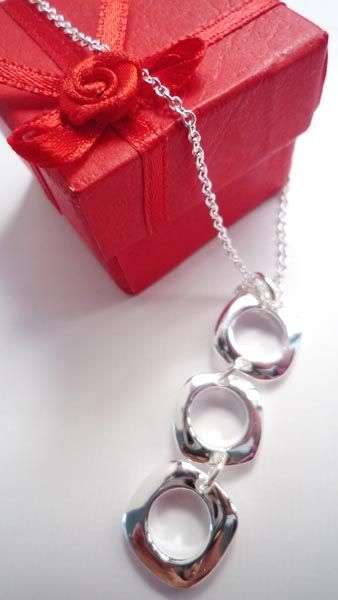 Stunning Three Link Sterling SIlver Pendant and chain!