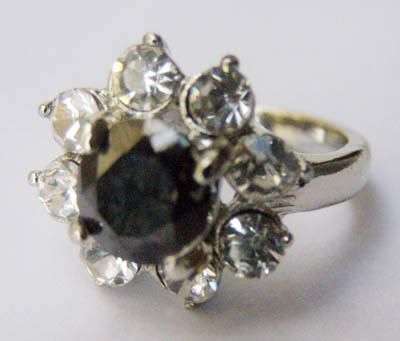 18kwgp & CZ STUNNING FLOWER DESIGN RING. size 6