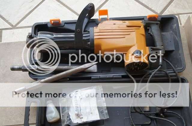 FRAGRAM 1100WATT JACKHAMMER IN BOX     NO RESERVES