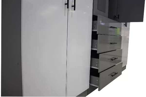 Wardrobe 3 Door - 1.2m wide - Glossy - Mirror - Lock - Assembled