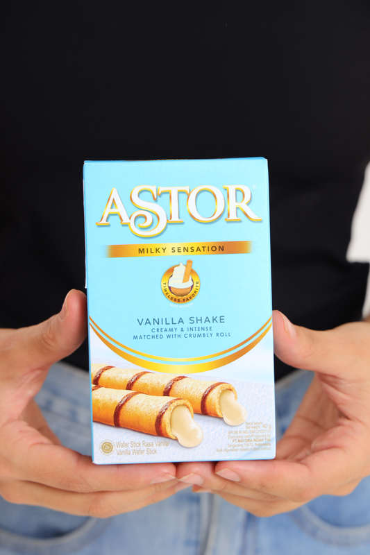 Astor Chocolate or Vanilla Wafer Sticks 40g