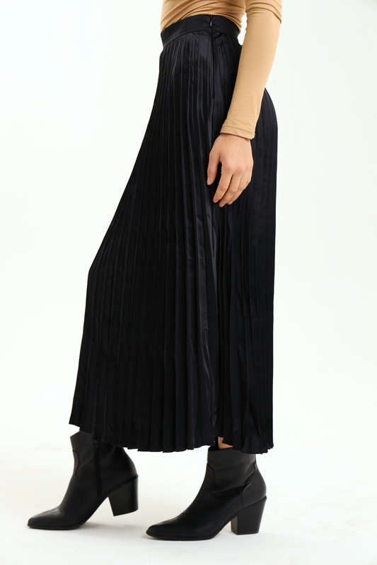 Ladies Black Pleated Maxi Skirt