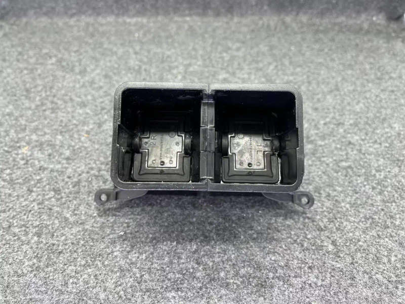 OEM Rear Center Armrest Console Air Vent Outlet Vent Assembly For VW Passat B6 Passat CC