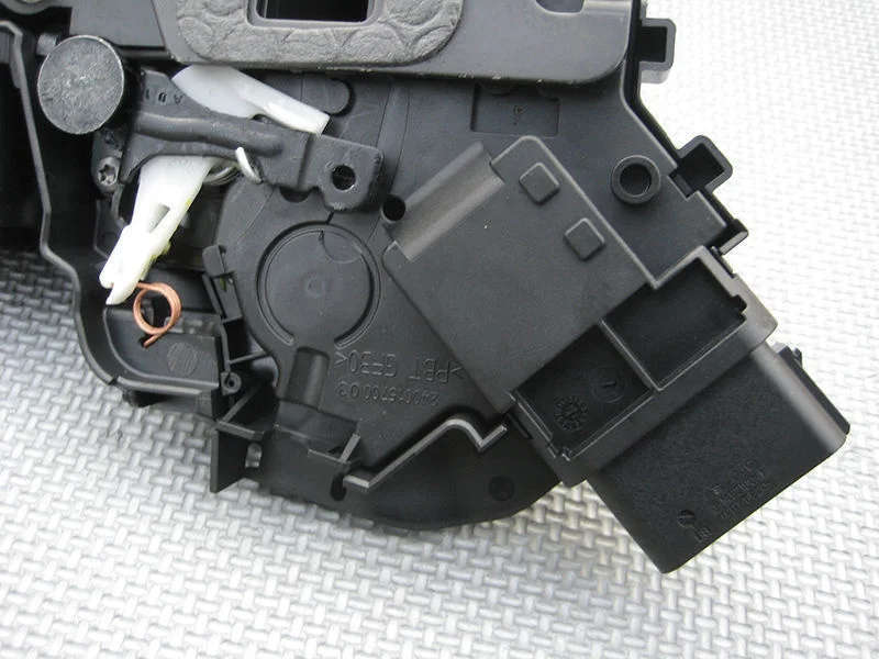 The door lock block / lock mechanism front door locks for Range Rover Discovery 3 discovery 4