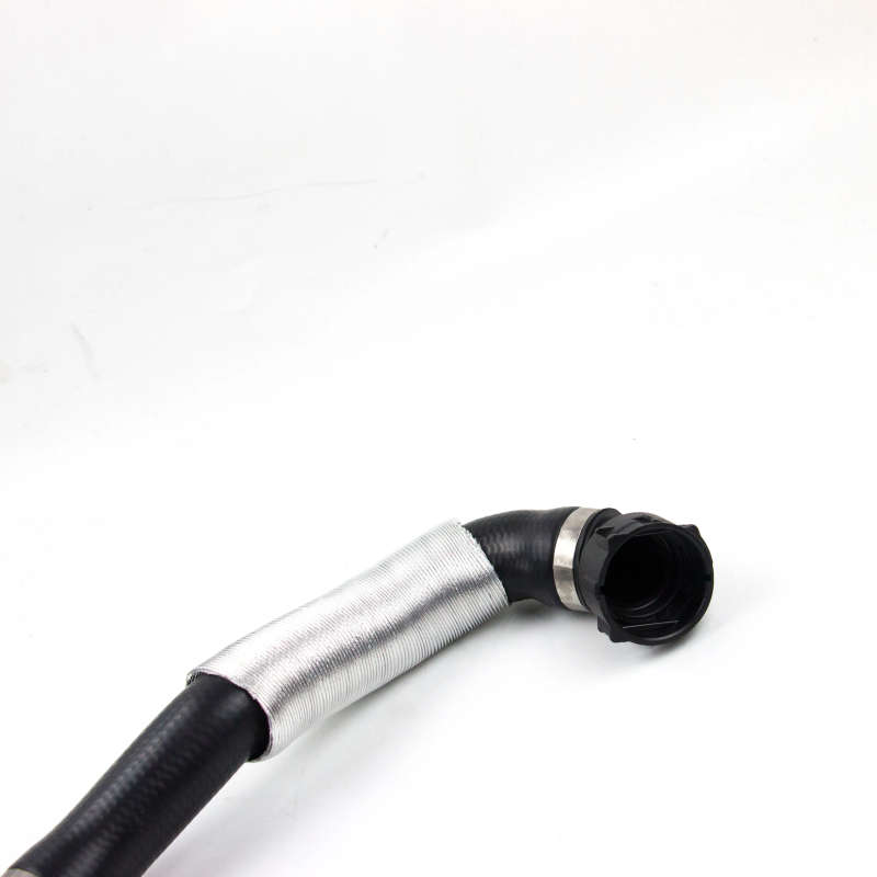 17127552404 Water Tank Connection Lower Thermostat Water Hose For BMW 1 39; E81/E82/E87 LCI