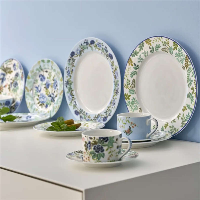 Porcelaine De Chine Dinner Plates, Set Of 4