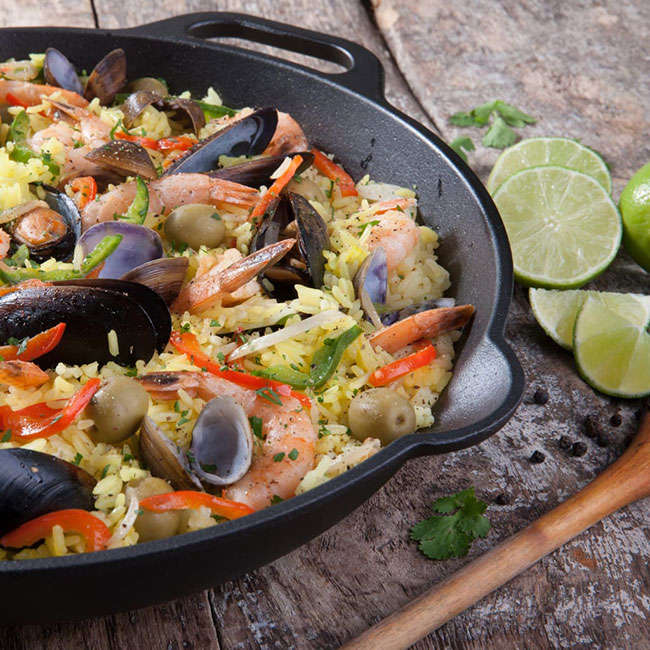Seasoned Cast Iron Skillet With Helper Handles, 33cm