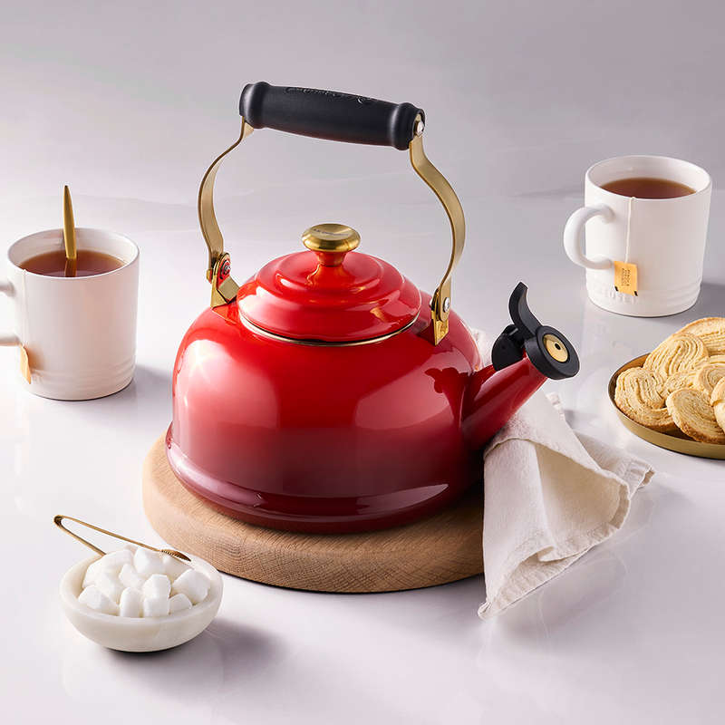 Classic Whistling Stovetop Kettle With Gold Knob, 1.6L