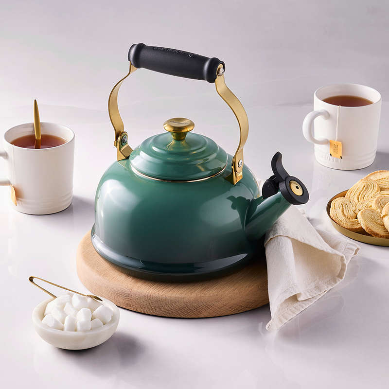 Classic Whistling Stovetop Kettle With Gold Knob, 1.6L