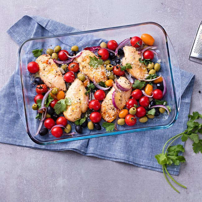 Essentials Rectangular Roasting Dish With Lid, 4.5L