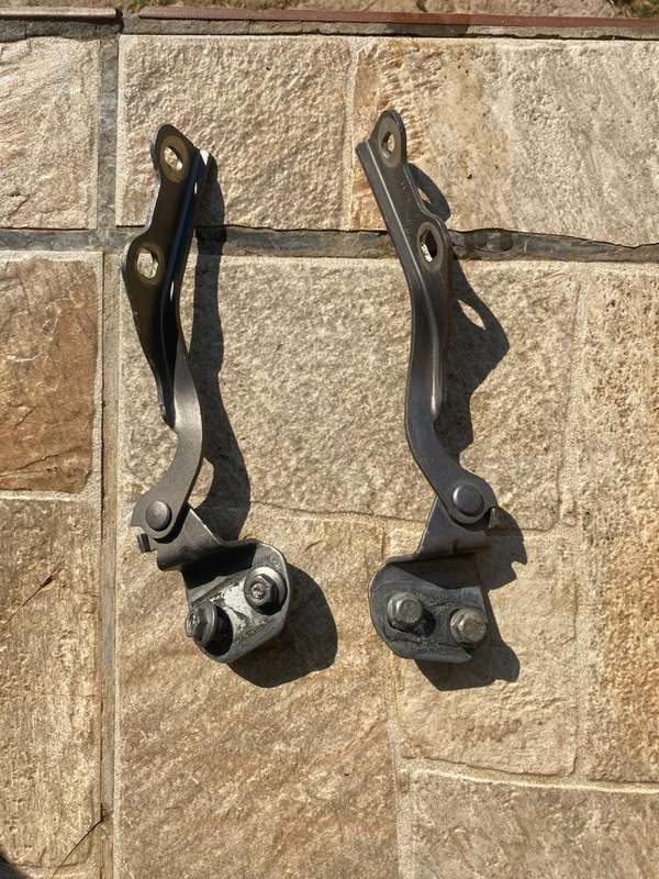 LH/ RH Renault Kwid Bonnet Hinge EACH