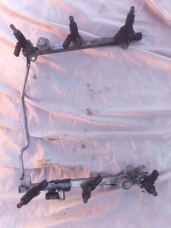 Mercedes W204 272 Fuel Rail & Injectors