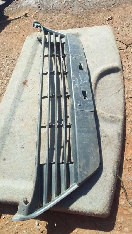 2015 Toyota Auris Front Bumper Grille - Used