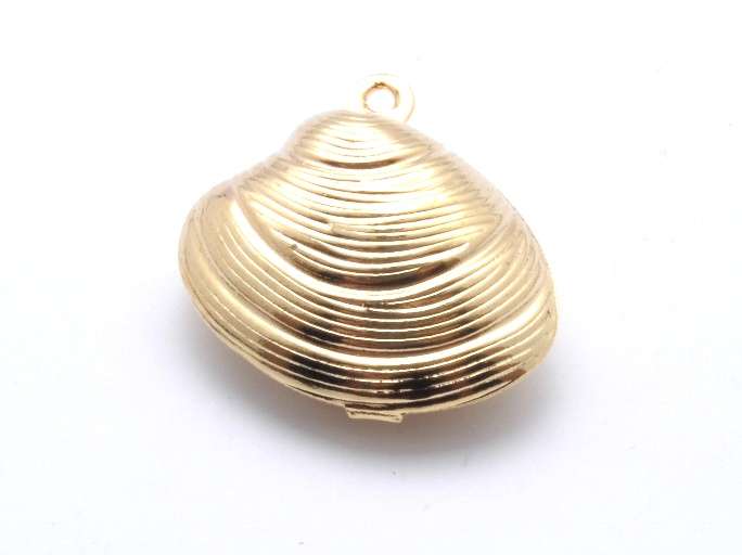 Clam charm 18mm
