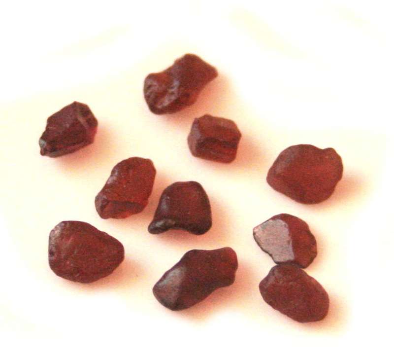 0.4cm-0.7cm garnet crystal