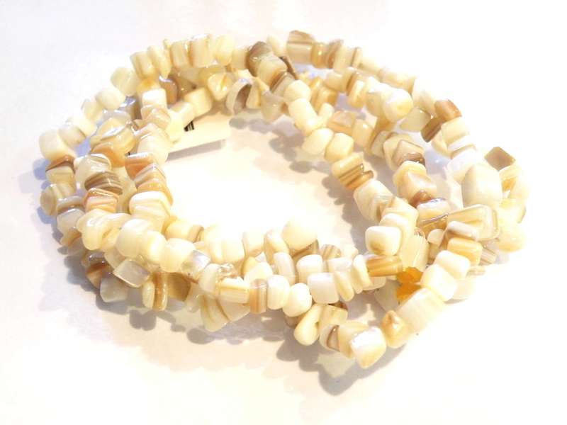 Mother of pearl chip string, cream 79cm long.