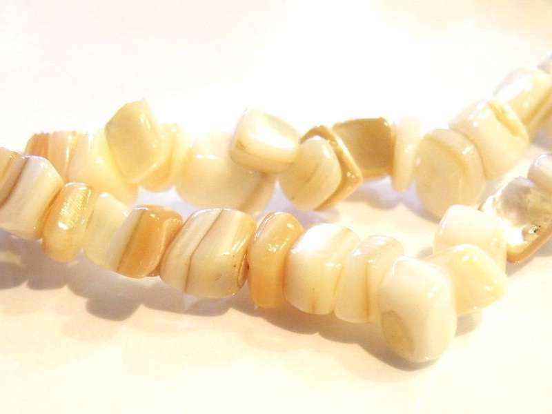 Mother of pearl chip string, cream 79cm long.