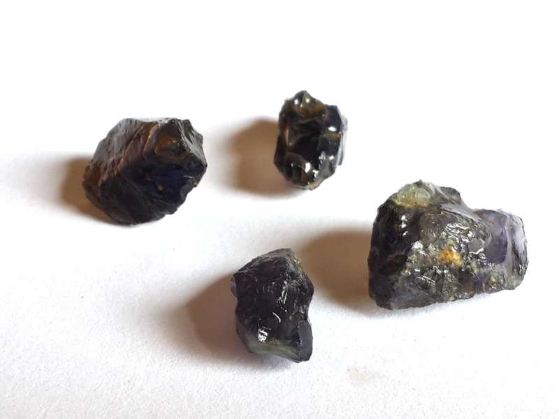 Iolite stone 0.5-2cm