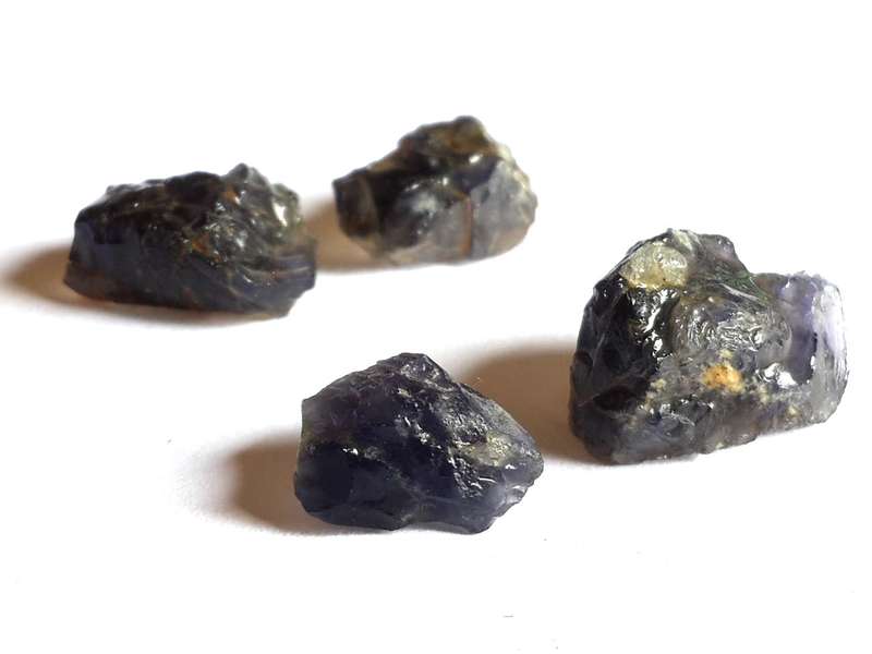 Iolite stone 0.5-2cm