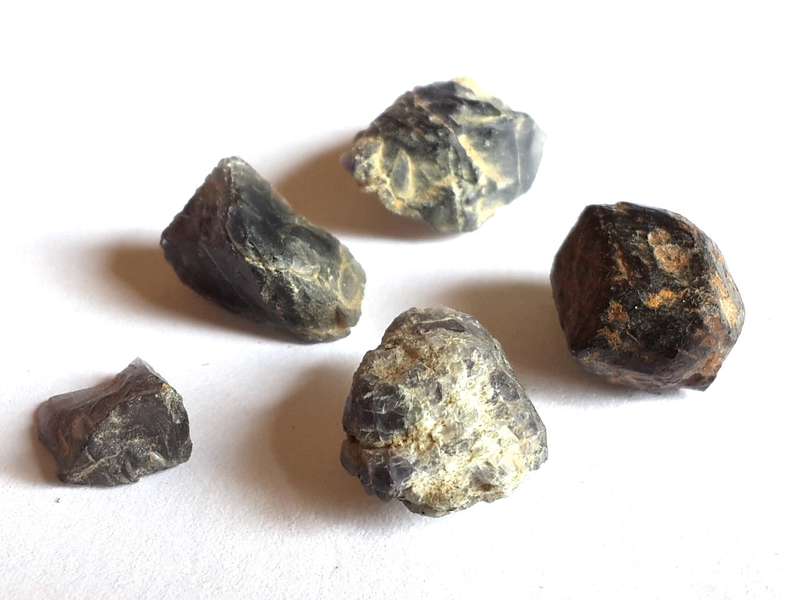 Iolite stone 0.5-2cm
