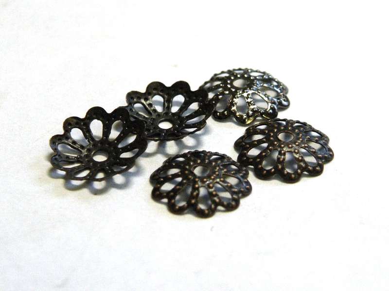 20x Gunmetal flower pattern beadcap, 8mm