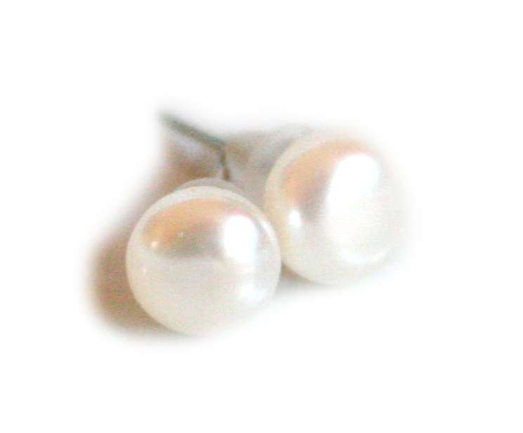 Freshwater pearl stud earrings, cream, 6mm