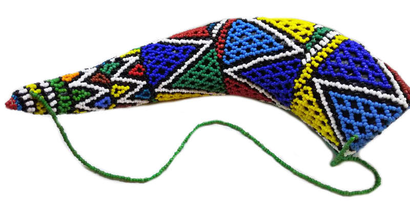 Ndebele cow horn w seedbeads, 6x28cm