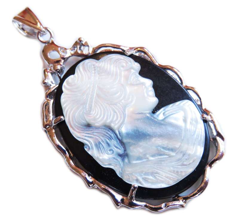 Shell pendant, lady, 65mm