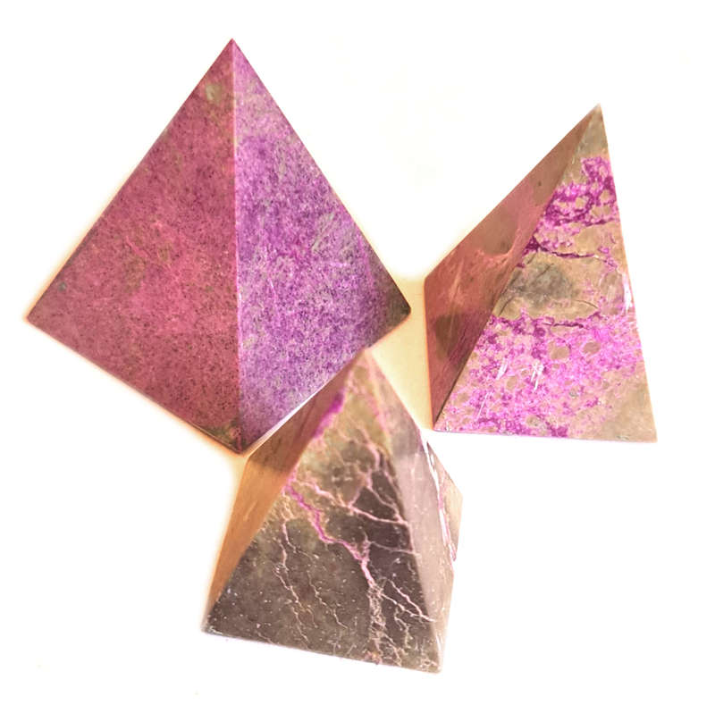 Stichtite pyramid, 26-40mm high