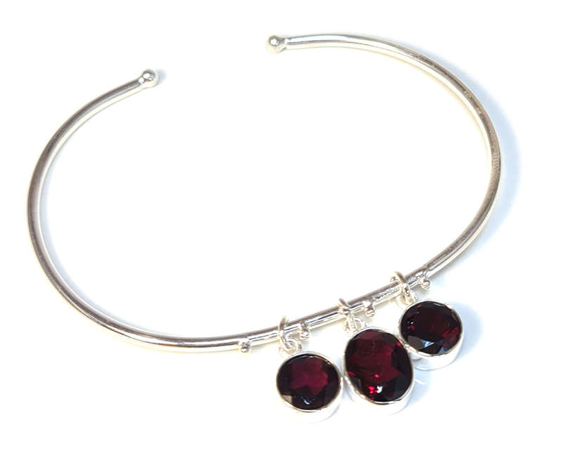 Garnet bangle in 925 silver