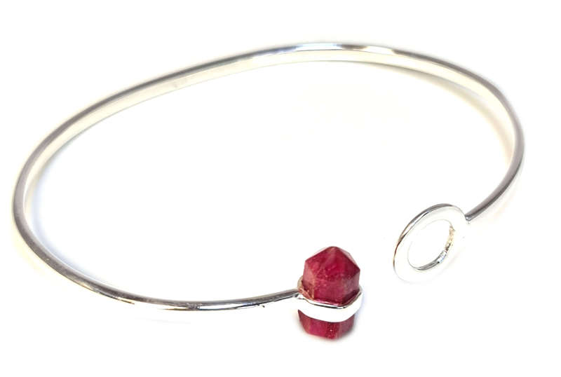 Ruby point bangle in 925 silver