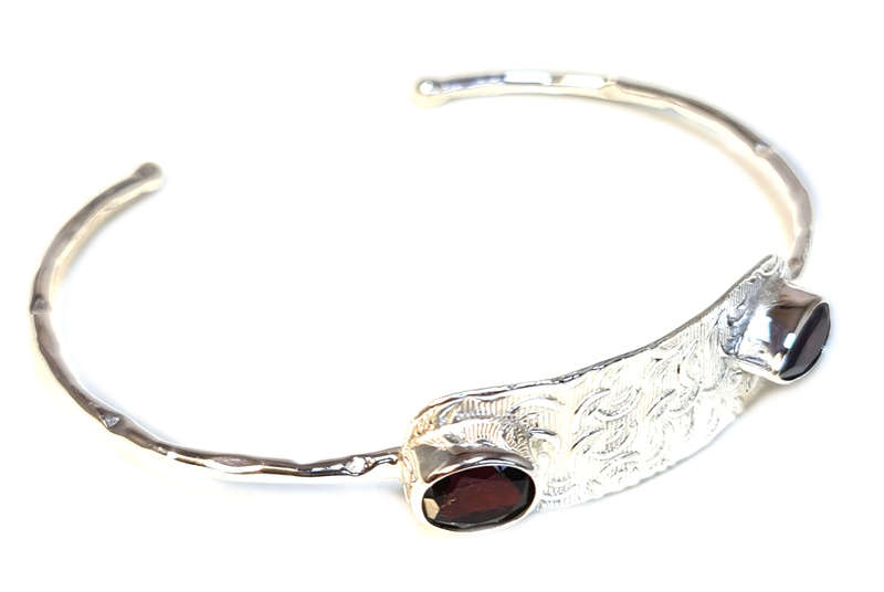 Garnet bangle in 925 silver
