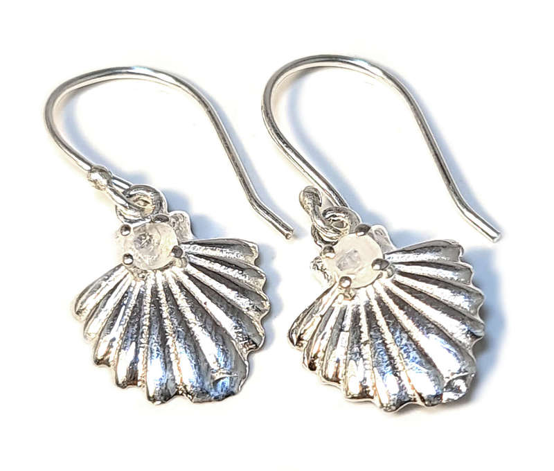 Clam earrings in 925 silver, Moonstone, 26mm incl. hook