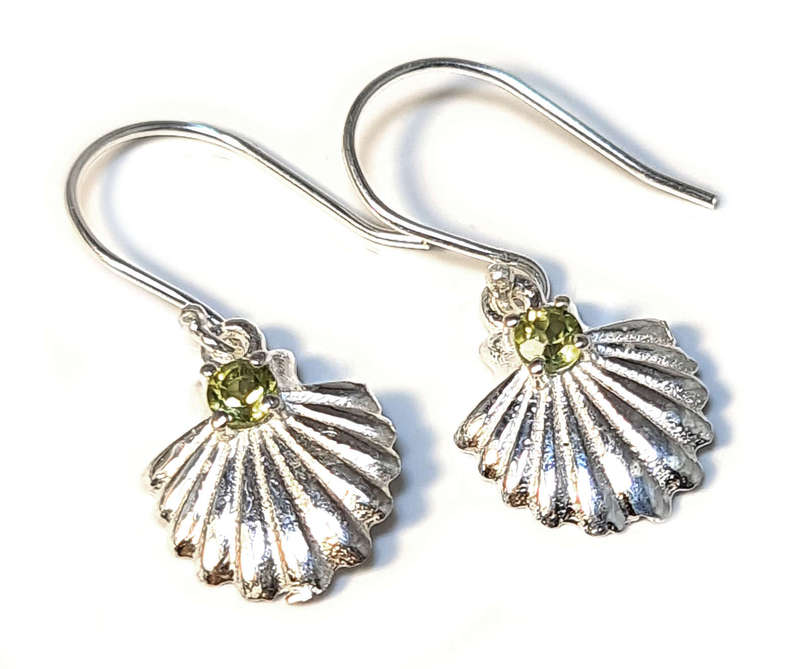Clam earrings in 925 silver, Peridot, 26mm incl. hook