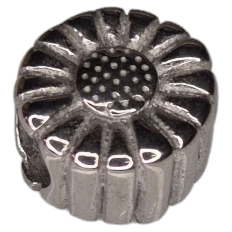 Bead in stainless steel, daisy design, 11mm