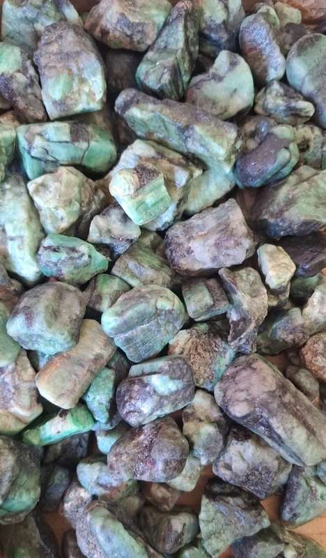 Rough Emerald with biotite mica,1.5-3.8cm, Sandawana in Zimbabwe