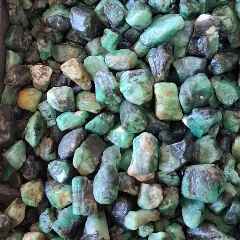 Rough Emerald with biotite mica, 1-1.5cm, Sandawana in Zimbabwe